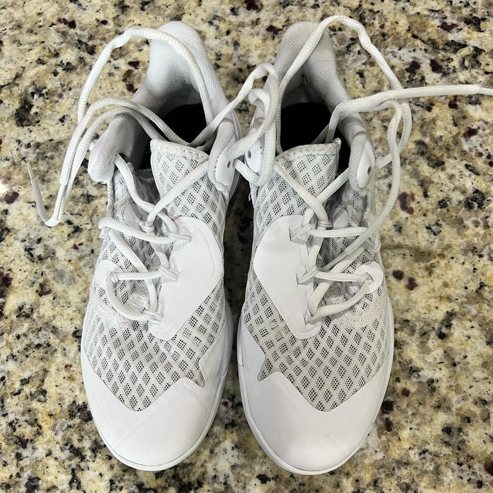 Kids Volleyball shoes, in good condition, worn for 1 season.